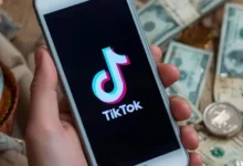 شروط الربح من تيك توك باستخدام الهاتف الذكي وأيقونات الربح.